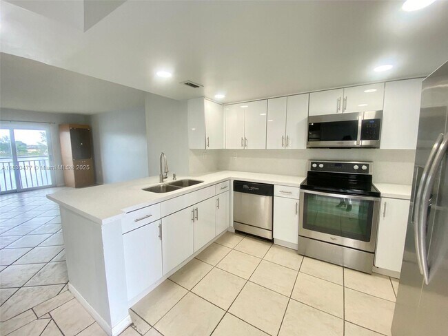 Foto del edificio - 9911 W Okeechobee Rd