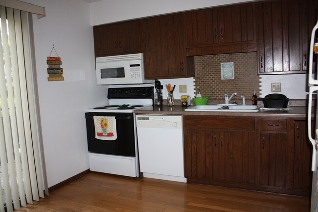 Foto del edificio - $1,325 Rent: Maintenance Free Living in a ...