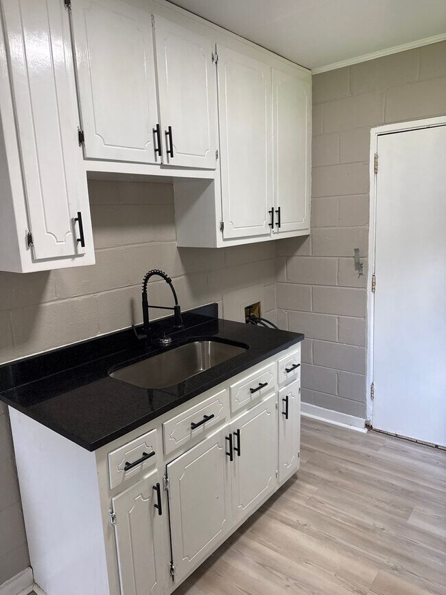 Foto del edificio - 2 Bed 1 Bath Apartment