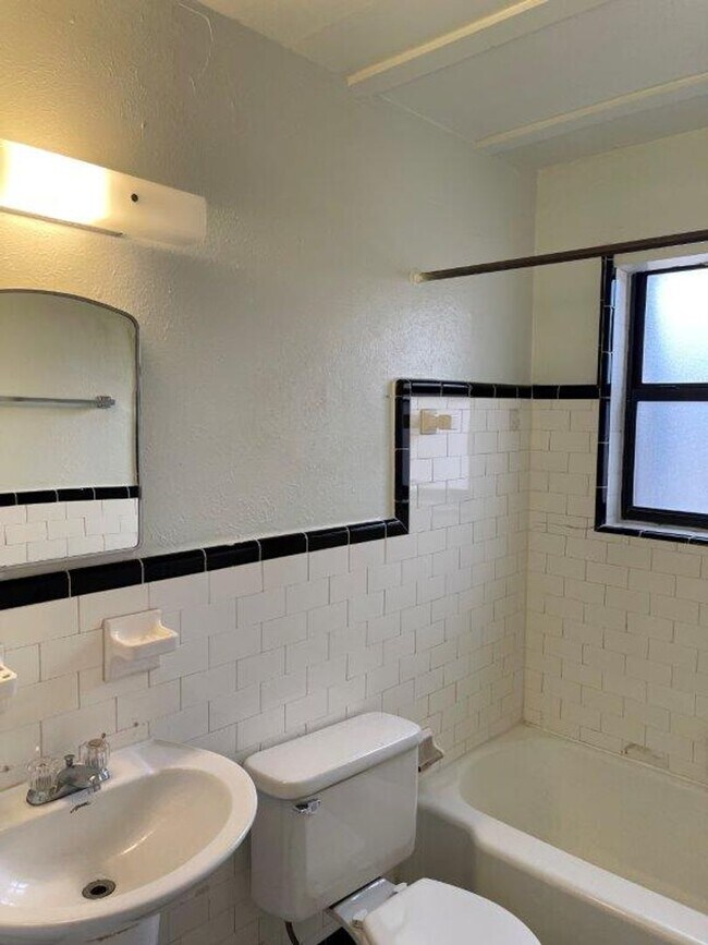 Foto del edificio - Cute 1 bed , 1 bath with washer dryer hook...