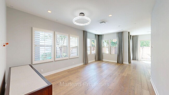 Building Photo - Beautiful Home In Costa Mesa with a Bonus Room
