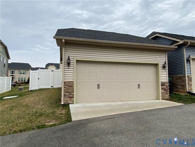 Foto del edificio - 16621 Thornapple Run