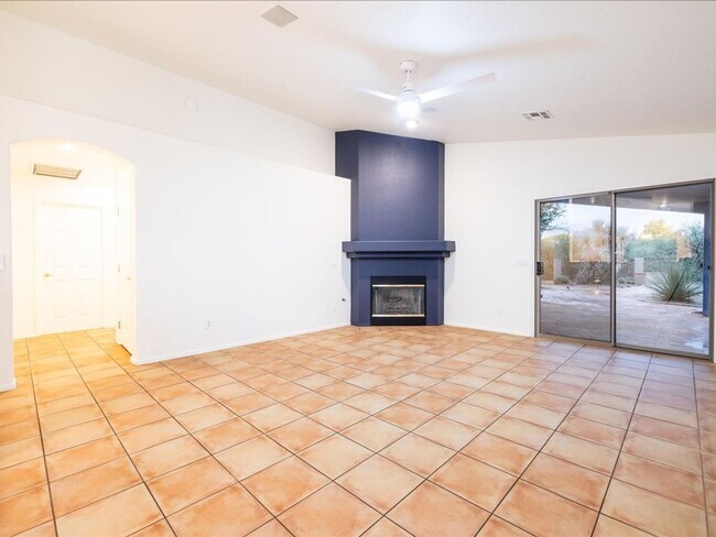 Building Photo - Charming 3 Bedroom Home with Desert Oasis Backyard &  Amenities!