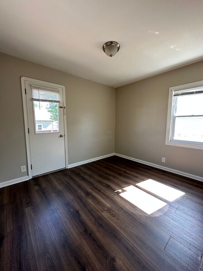 Foto del edificio - Single Family Home 3 beds 1 bath Available...