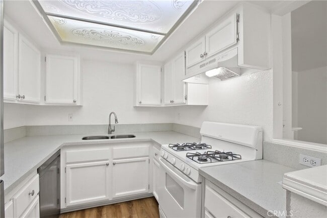 Building Photo - 8167 Vineyard Ave