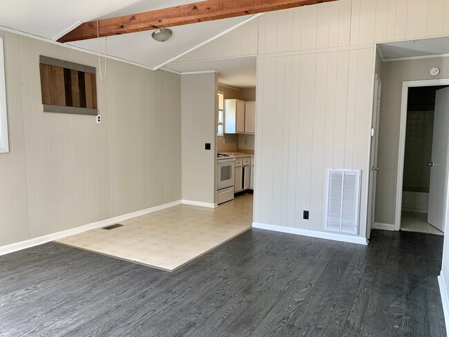 Building Photo - 2 Bedroom/1 Bath Duplex at 423 Cedar Valle...