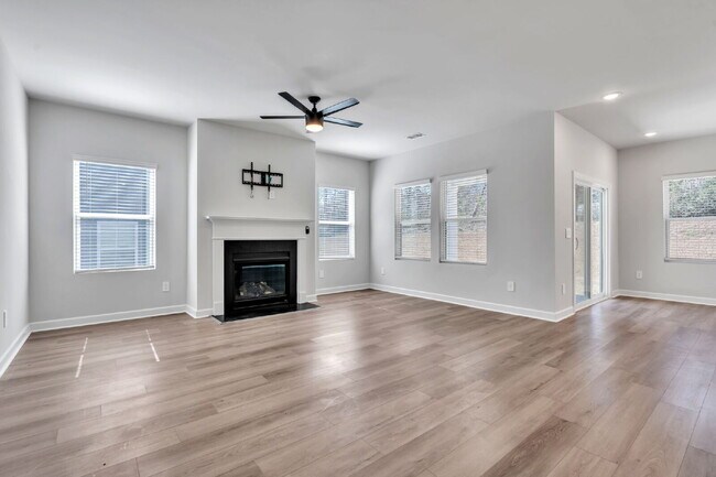 Foto del edificio - Like New 3BR/2BA Home is Woodruff, SC  **$1875/mo rent