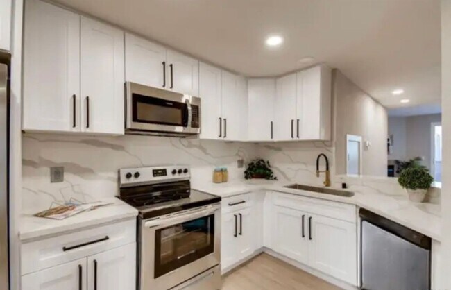 Foto del edificio - $3,700 - 3 Bed / 2.5 Bath Upgraded Townhome in The Knolls Community