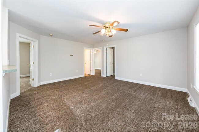 Building Photo - 807 King Arthur Dr