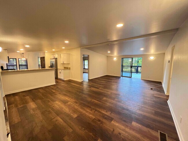 Foto del edificio - 116 Oak Grove Cir
