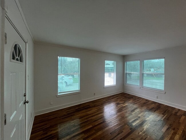 Foto del edificio - FIRST FLOOR UNIT WATER PAID!