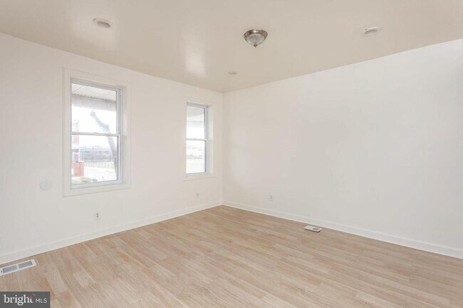 Building Photo - 1502 N Pulaski St
