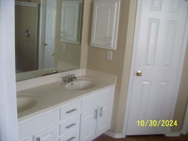 Building Photo - Very nice 4 bedroom 2.5 bath in Pflugerville
