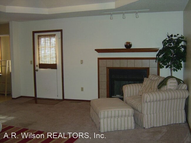 Building Photo - 3 br, 2 bath House - 2662 W. VILLAGE TERRACE