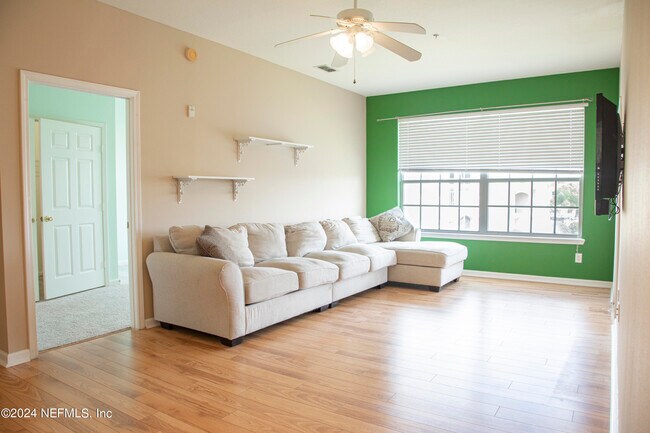 Foto del edificio - 7990 Baymeadows Cir E