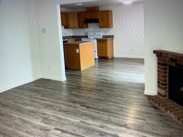 Sala de estar con alfombra nueva (se muestra otra unidad) - 127 100th St S