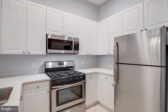 Kitchen - 4950 Brenman Park Dr