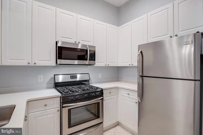 Kitchen - 4950 Brenman Park Dr