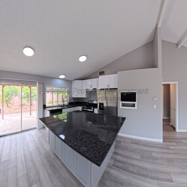Foto del edificio - 5025 Pearblossom Dr
