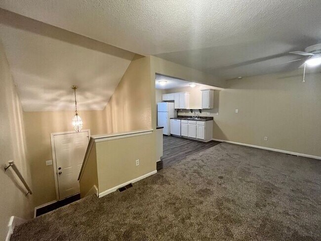 Building Photo - Spacious 3-Bed/2-Bath/1-Car Townhouse in P...