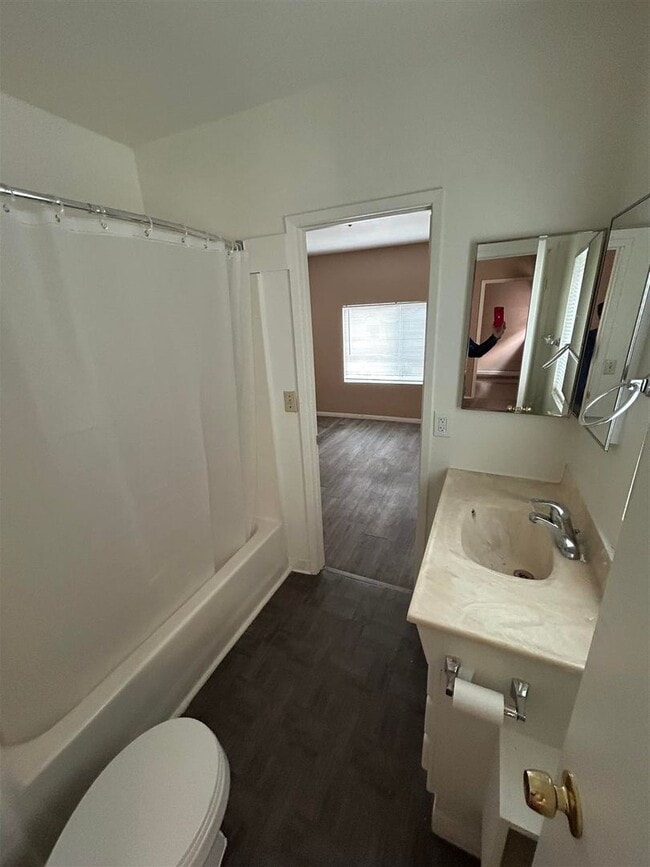Foto del edificio - 2 bedroom, 1 bath Front unit of Duplex - *...