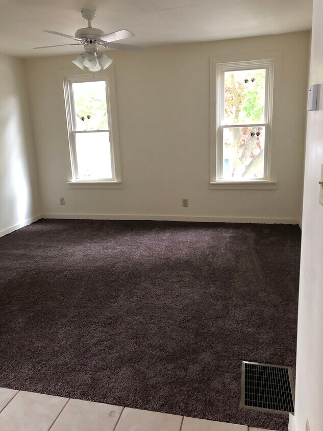 Living Room - 419 Parkview Dr