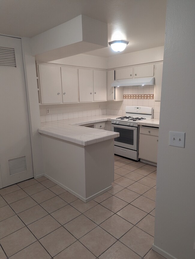 Building Photo - 641 N Ventura St