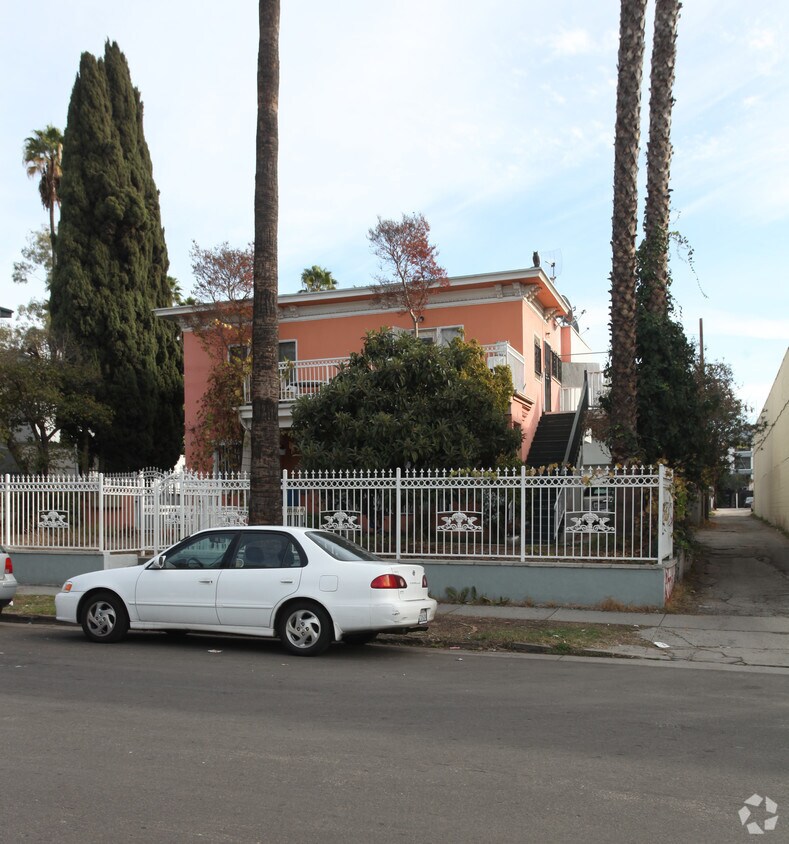 Primary Photo - 1522 Winona Blvd