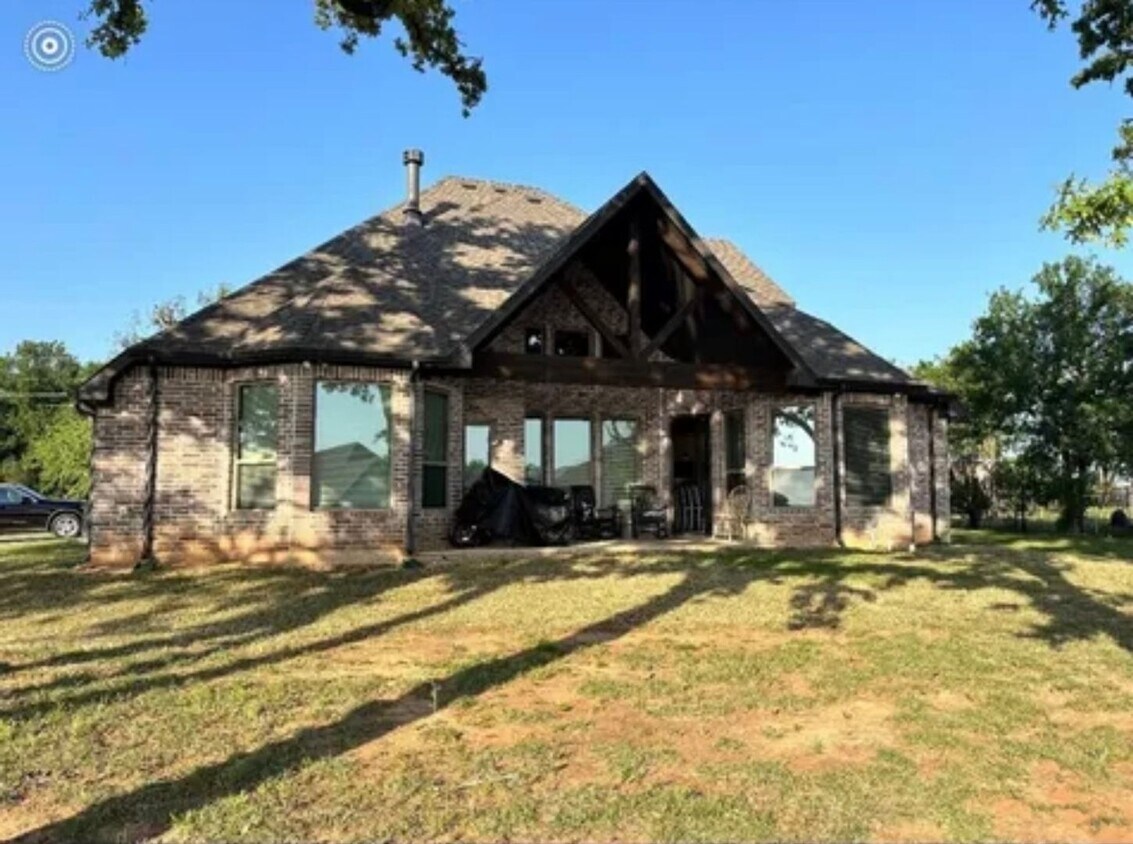 Foto principal - 7109 Lake Village Ct