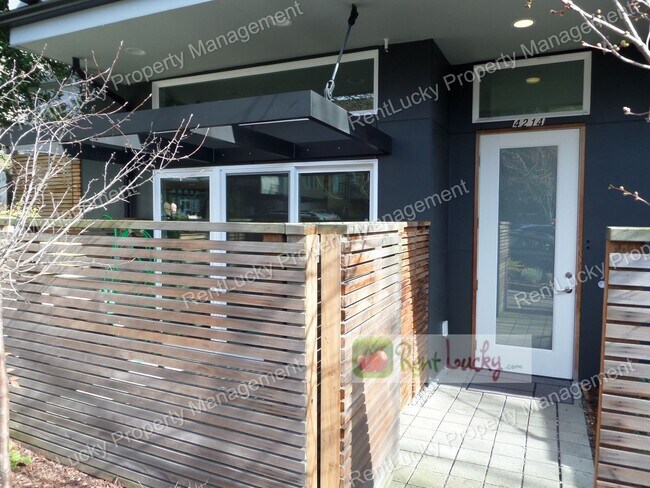 Foto del edificio - Spectacular VIEW 2 Bedroom+Den Townhome, Zoned For Residential & Commercial Use! Live and Work in...