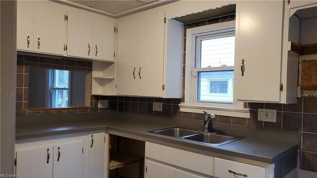 Foto del edificio - 1492 Maplegrove Rd