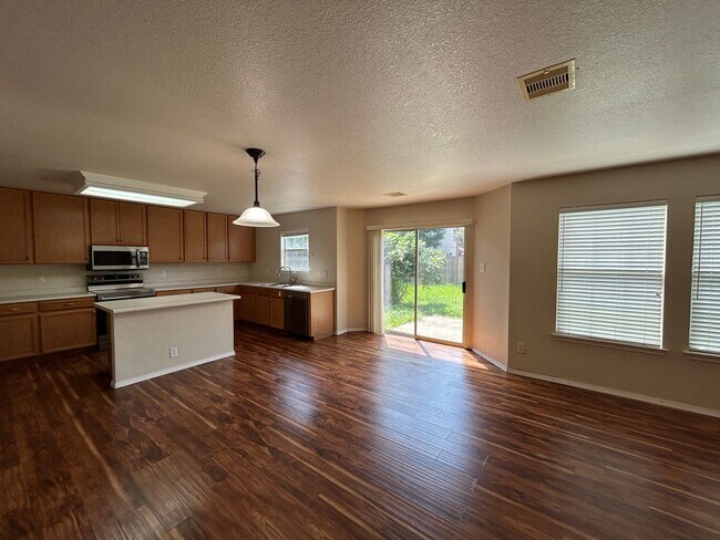 Building Photo - 4 Bedroom 3 Bathroom House / Game Room Lof...