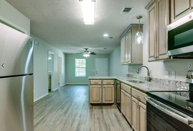 Building Photo - 911 Pecorella St E