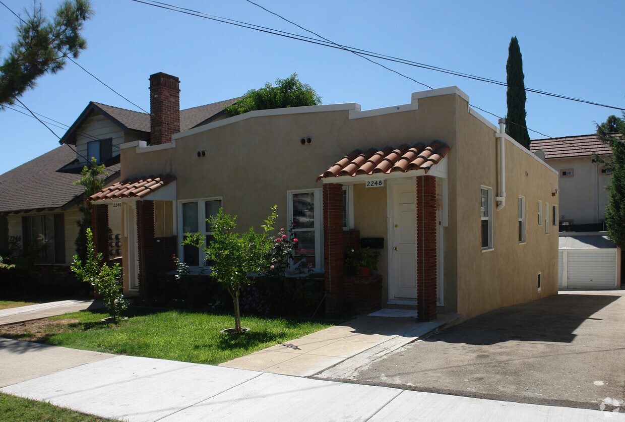 Building Photo - 2246 Montrose Ave