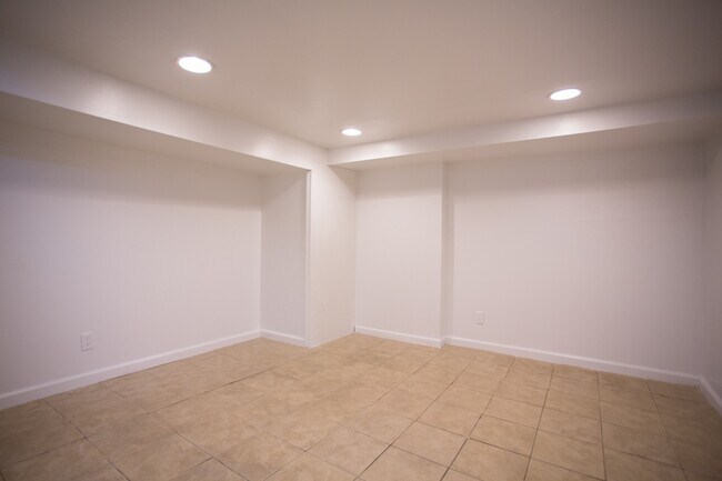 Building Photo - AMAZING 3 Bedrooms 2 Bath + Den in Univers...