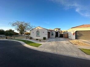 Building Photo - 2812 E Sunland Ave
