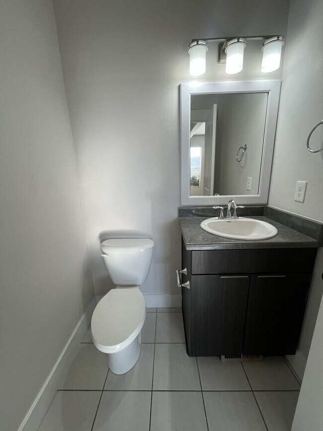 Building Photo - 1 MONTH FREE- 3 Bed, 2.5 Bath Townhome in Pleasant Grove