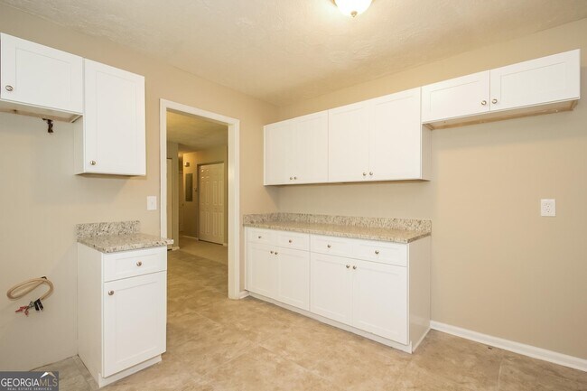 Foto del edificio - 6207 Newberry Ln