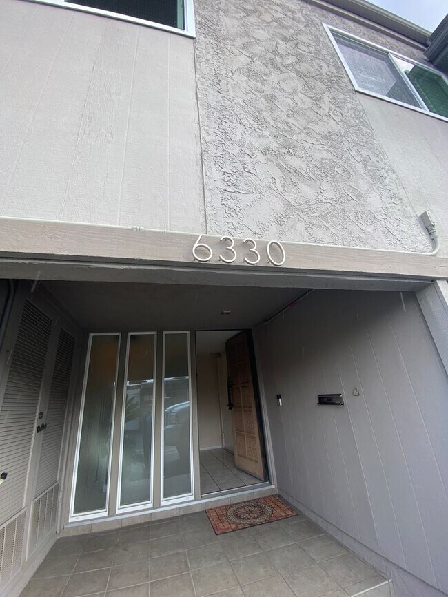Building Photo - Beautiful 3 bed, 2 bath Townhome close to USD and Mission Valley!