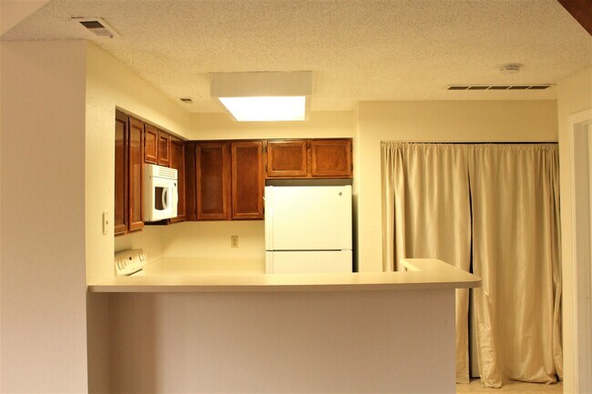 Foto del edificio - Huge 1 bedroom Condo With Loft, Walking Distance From Belmar! Available Mid July!!