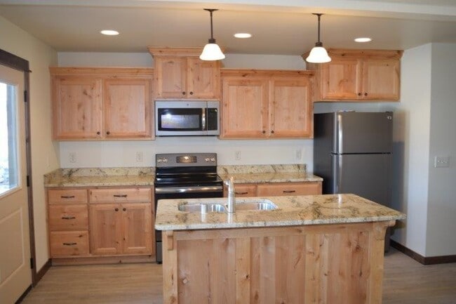 Building Photo - Newer 3 Bedroom 2.5 Bath Townhome Close to shopping!