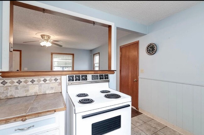 Building Photo - $895 - 2 bed 1 bath - Single Family Home