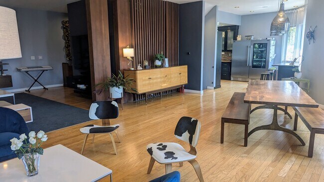 Foto del edificio - 7121 Hillside Ave