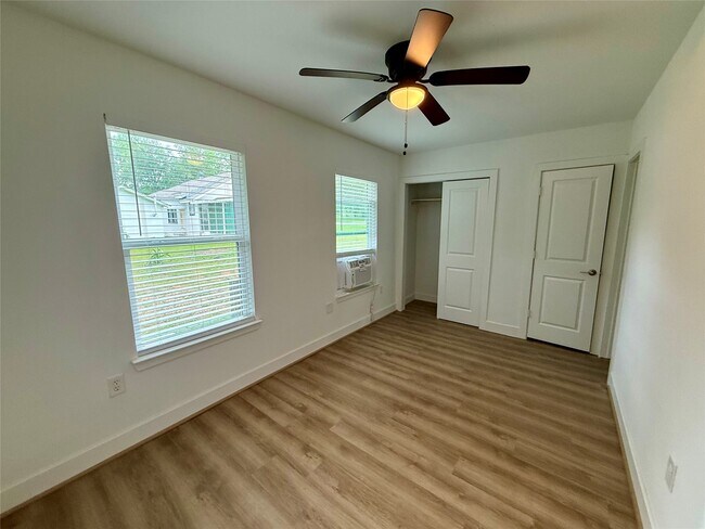 Foto del edificio - 520 McGuire Ln