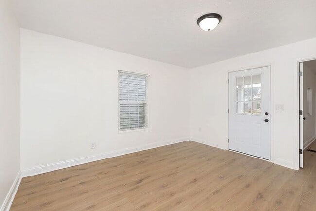 Foto del edificio - Charming Remodeled 2 Bedroom 1 Bath Near Fountain Square!