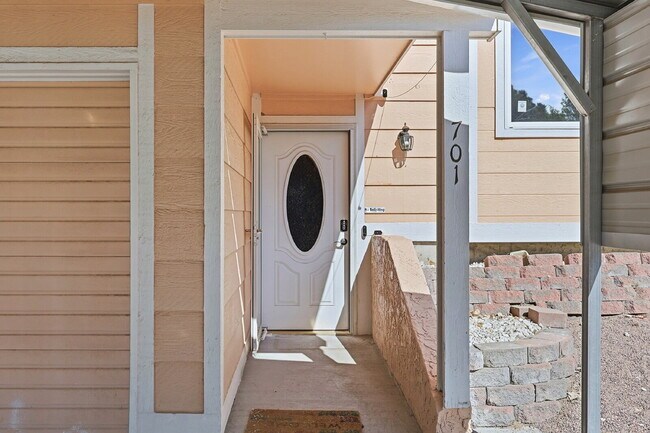 Foto del edificio - $1,645.95, 2 bed, 1 bath located in Colorado Springs with a large fenced backyard.