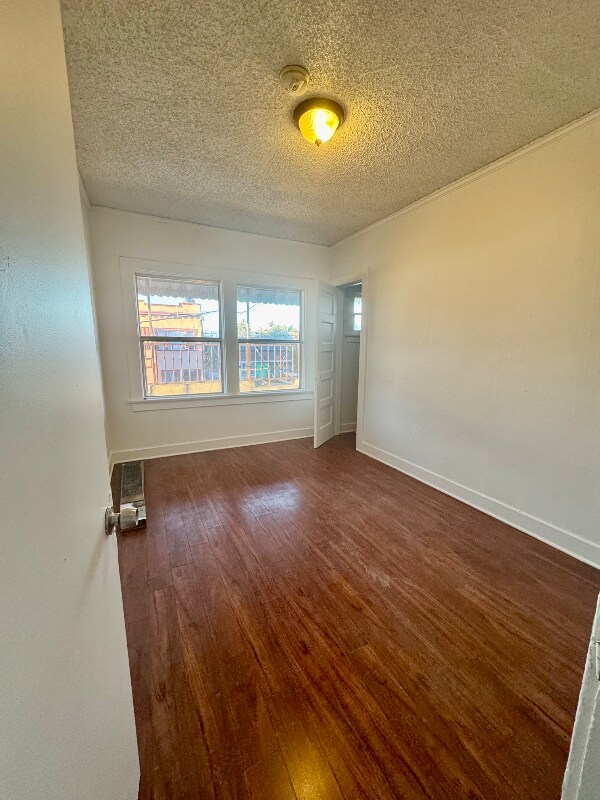 Foto del edificio - 250 1/2 W 49th St