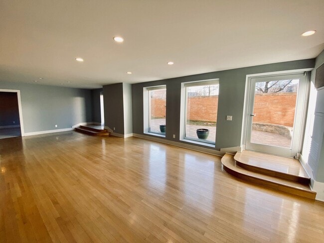 Building Photo - {221 #503} Incredible Regency House Condo ...