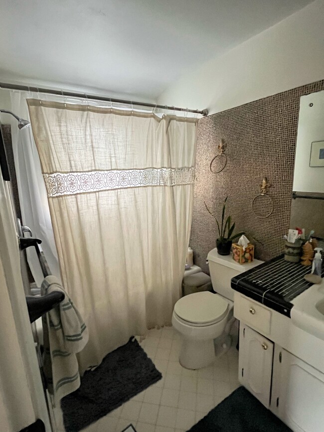 Bathroom - 3623 Glendale Ter