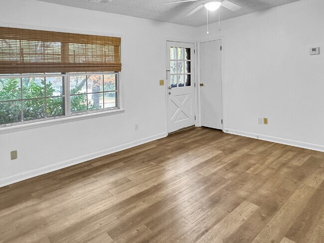 Foto del edificio - Charming 3-Bedroom Brick Ranch with Large ...